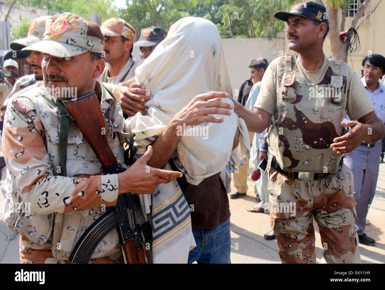 Moazzam Ali Khan, der angebliche Mastermind des MQM Führers Imran Farooq Ermordung Verschwörung zu anti-Terrorismus-Gericht von Karachi auf Dienstag, 14. April 2015 begleitet sein wird. Stockfoto