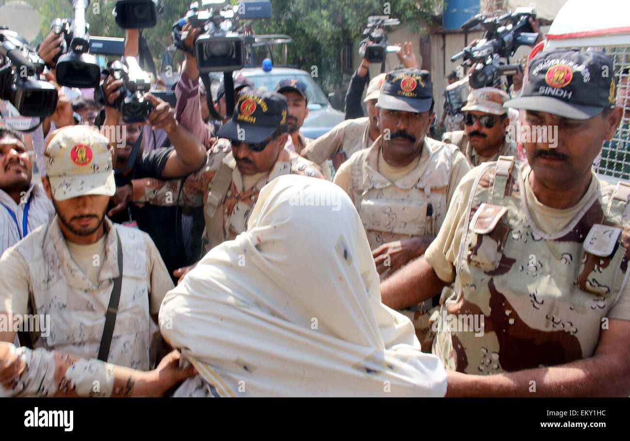 Moazzam Ali Khan, der angebliche Mastermind des MQM Führers Imran Farooq Ermordung Verschwörung zu anti-Terrorismus-Gericht von Karachi auf Dienstag, 14. April 2015 begleitet sein wird. Stockfoto
