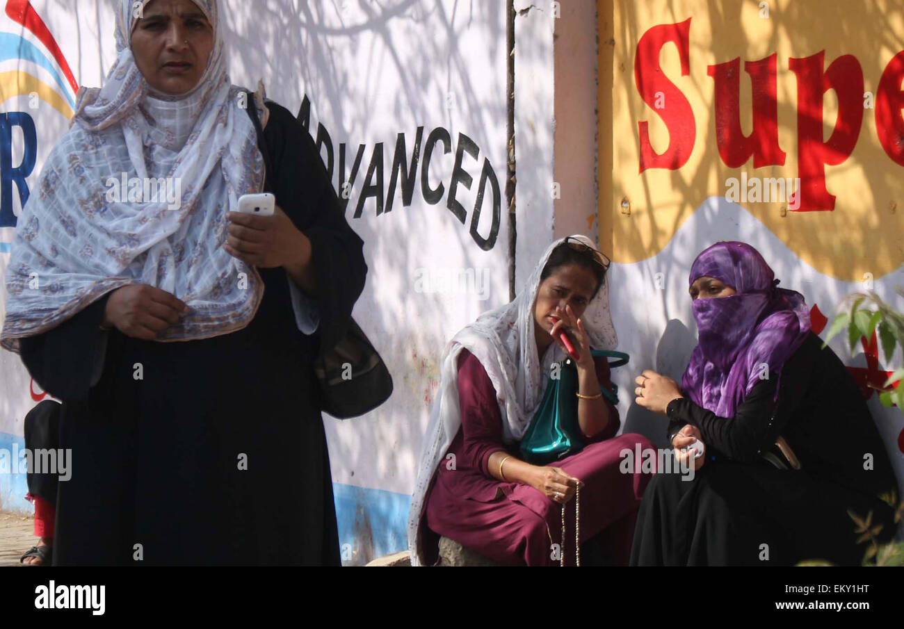 Familie von Moazzam Ali Khan, ist das angebliche Mastermind von MQM Leader Imran Farooq Ermordung Verschwörung warten, um ihn am Anti-Terrorismus-Hof in Karachi auf Dienstag, 14. April 2015 zu treffen. Stockfoto