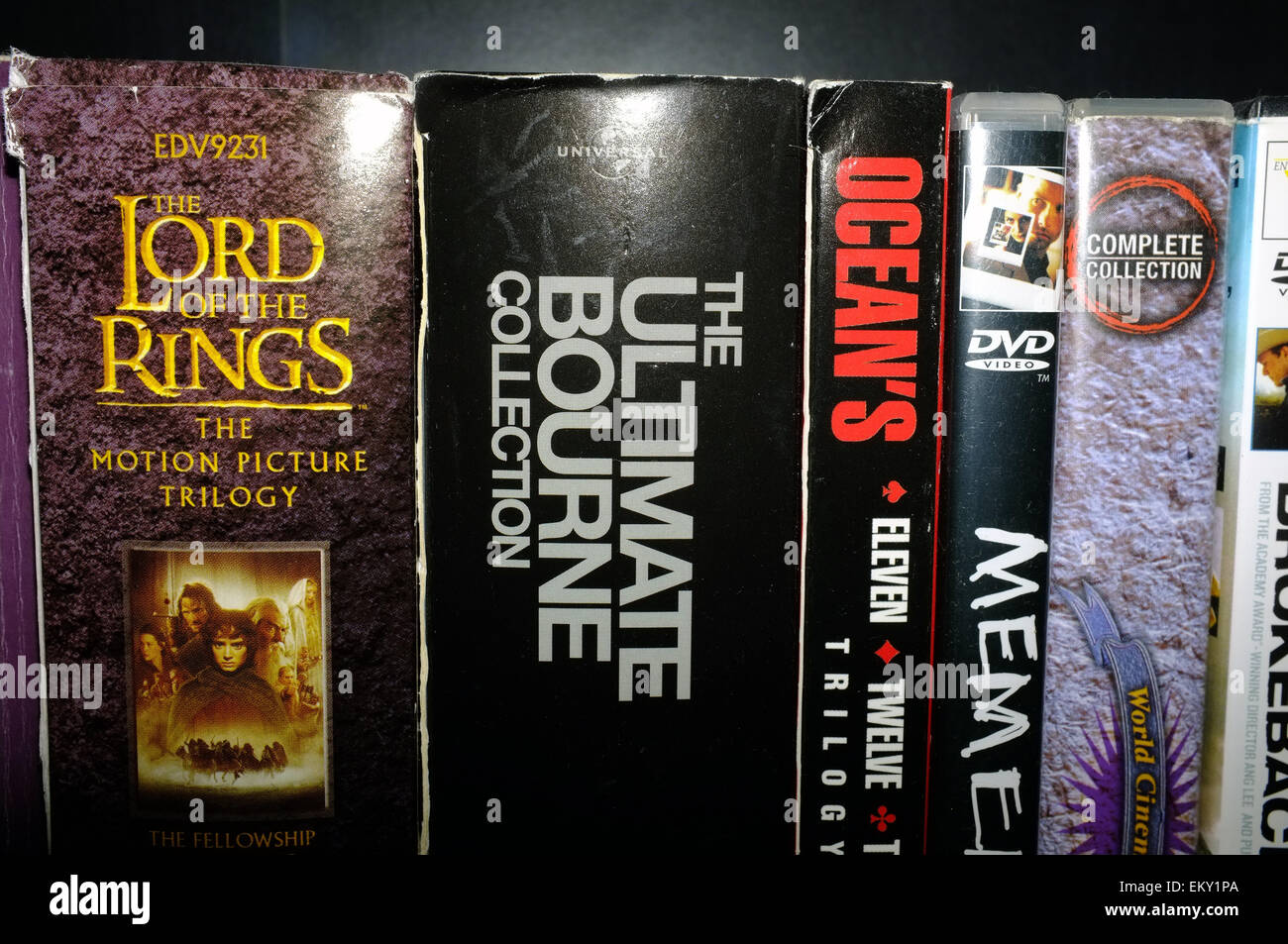 Eine Auswahl an DVDs und Box-Sets auf einem Regal. Stockfoto
