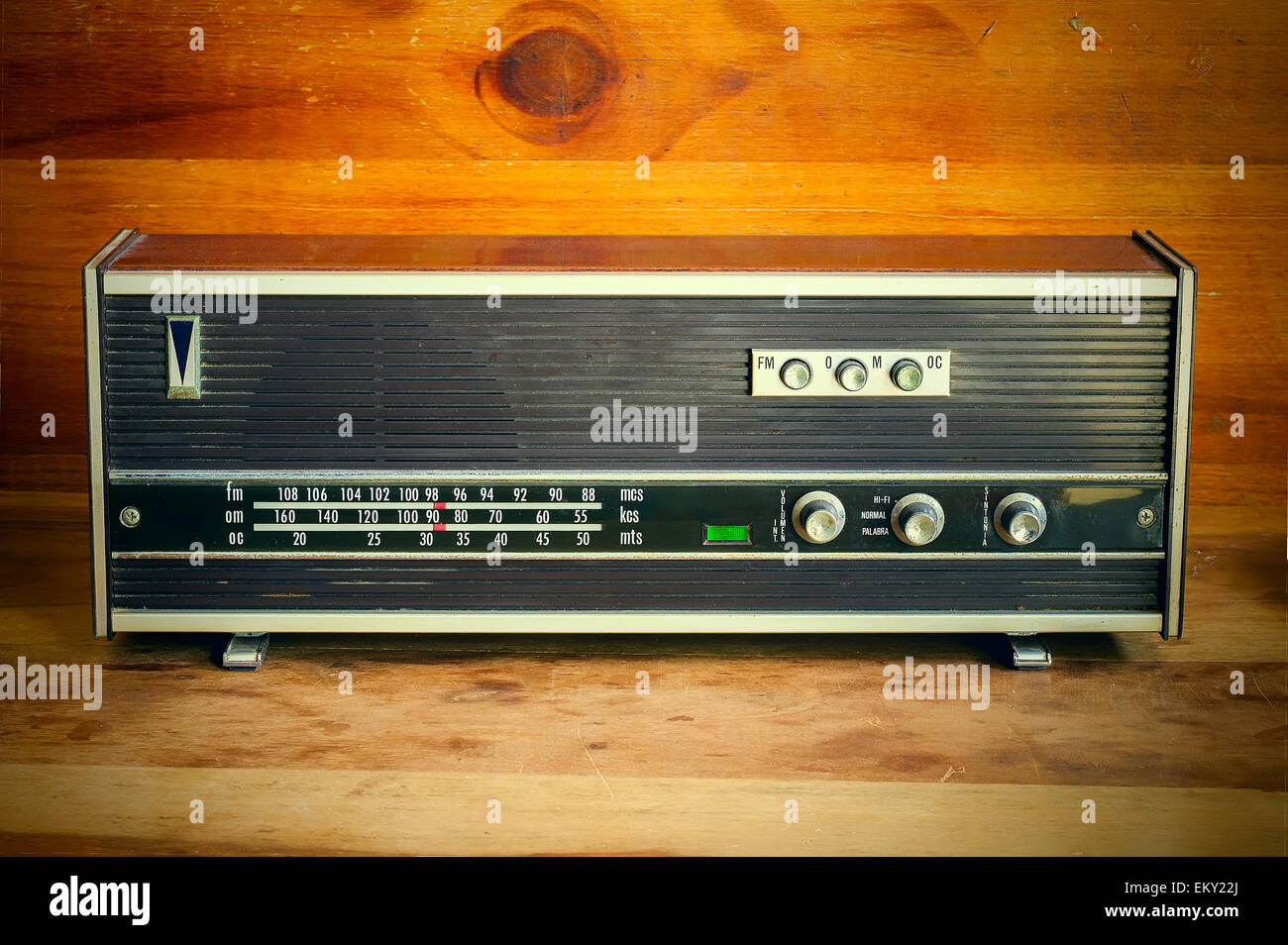 Alte Vintage Radio mit grünen Augen Licht auf Tisch Stockfoto