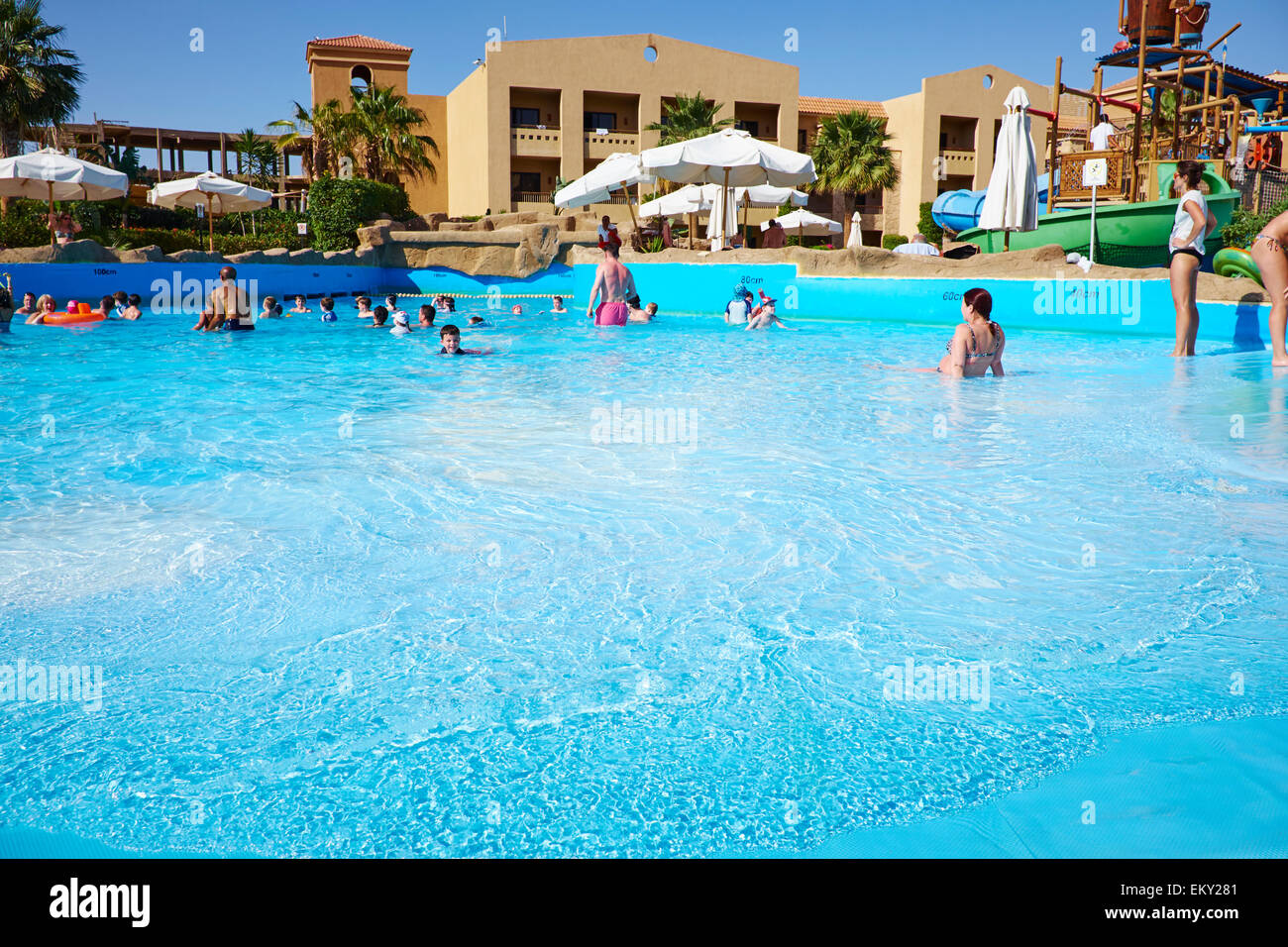 Menschen, die genießen einen kleinen Swimming Pool hat eine Welle Aktion Korallenmeer Aqua Club Resort El-Salam Road Sharm El Sheikh Ägypten Stockfoto