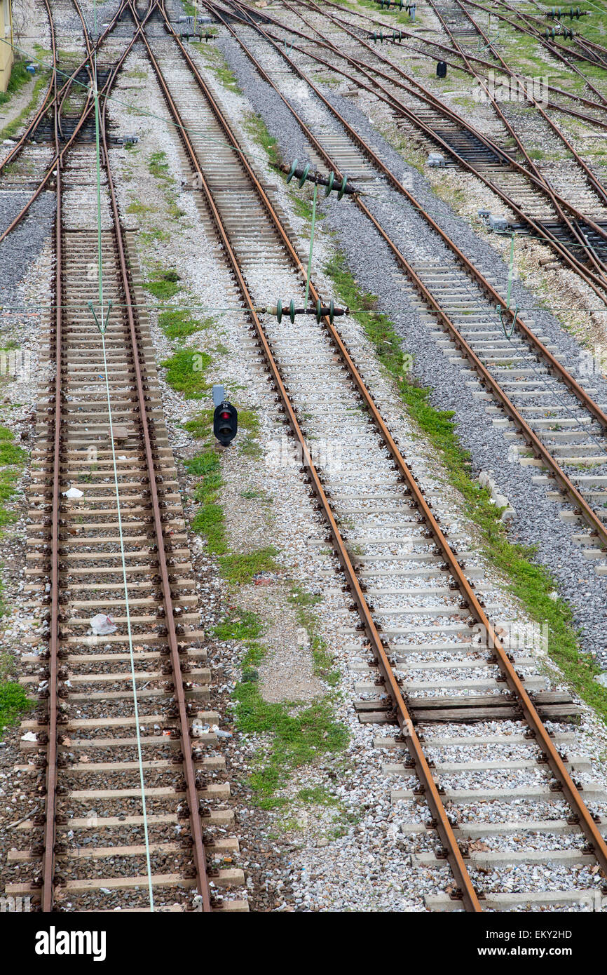 Hohen Winkel Perspektivansicht auf vielen Bahnstrecken Track. Mehreren Eisenbahnstrecke wechselt, symbolische Foto für Entscheidung Stockfoto