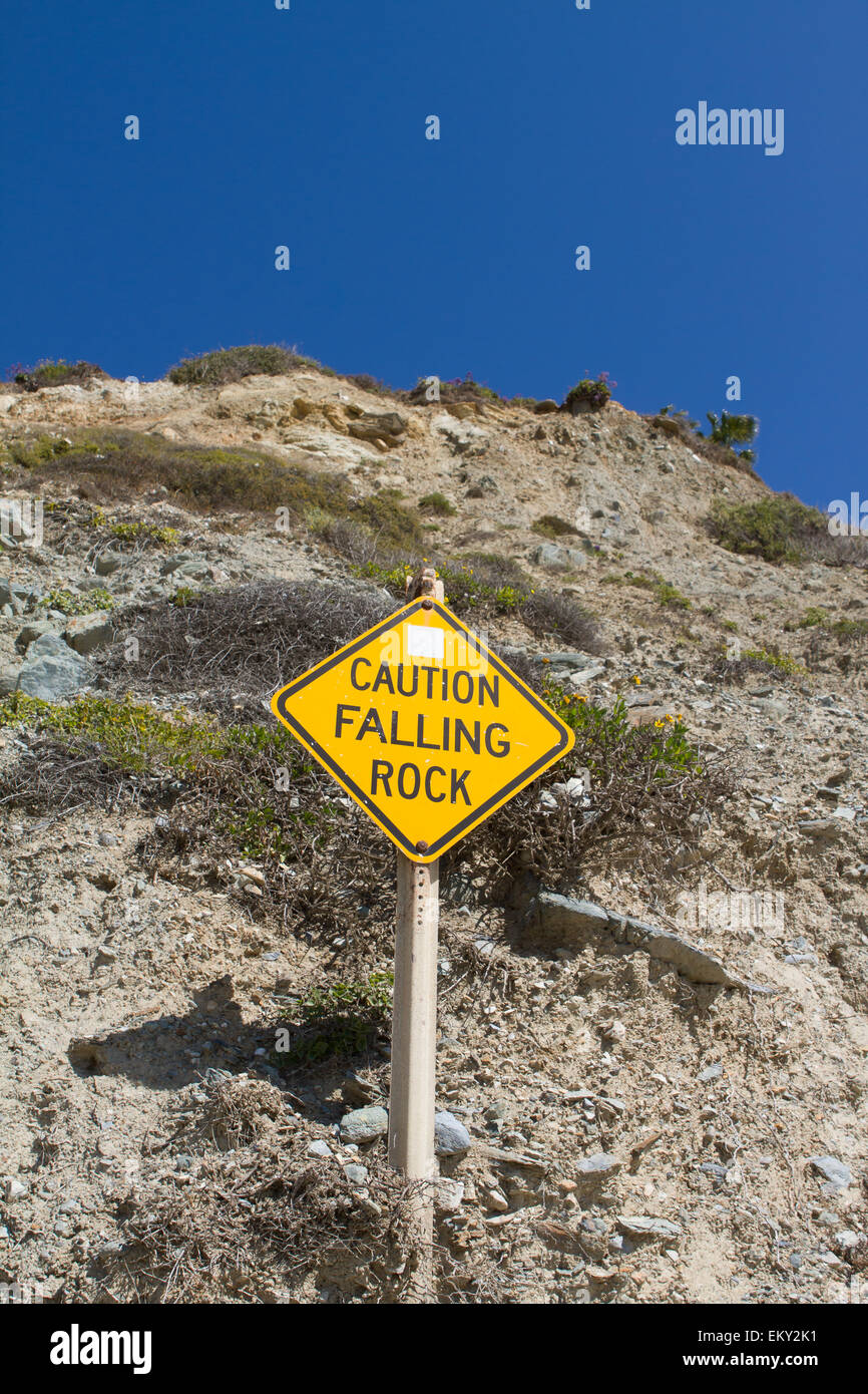 Vorsicht fallende Felsen Zeichen am unteren Rand einer Klippe am Strand Dana point Kalifornien Stockfoto