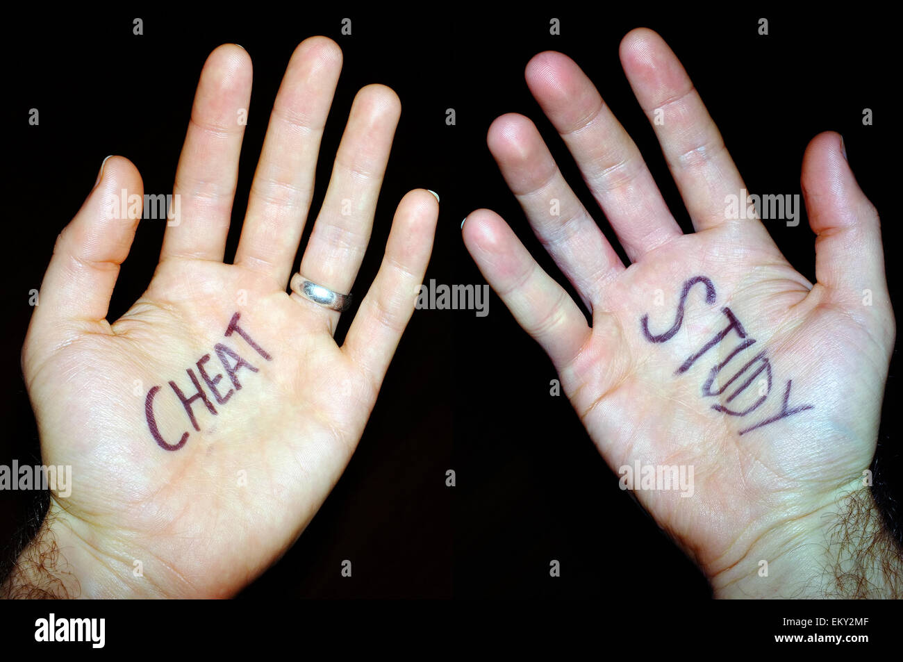 Zwei weiße Hände mit den Worten "betrügen" und "studieren" geschrieben am sie vor einem schwarzen Hintergrund. Stockfoto