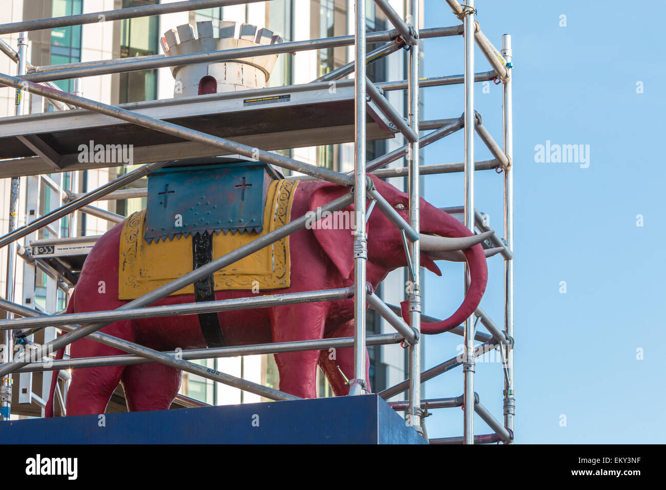 Statue von der Elephant &amp; Castle eingehülltes Gerüst vor dem Umzug - visuelle Metapher für die Regeneration des Bereichs Stockfoto