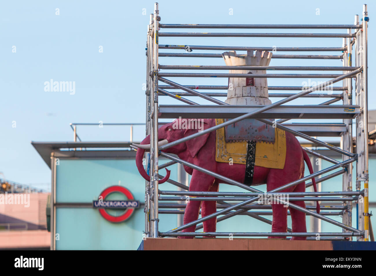 Statue von der Elephant &amp; Castle eingehülltes Gerüst vor dem Umzug - visuelle Metapher für die Regeneration des Bereichs Stockfoto