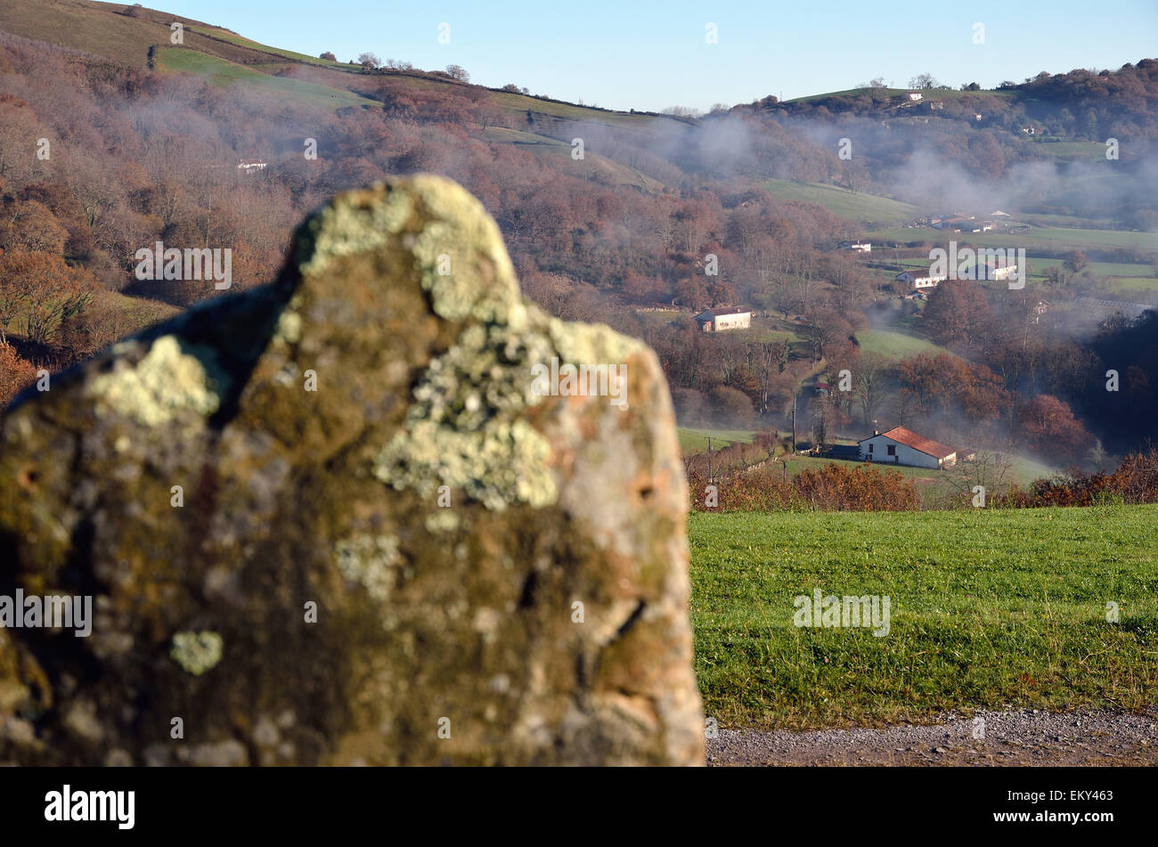 Weiler am grünen Hang in Pyrenäen, Pays Basque Stockfoto