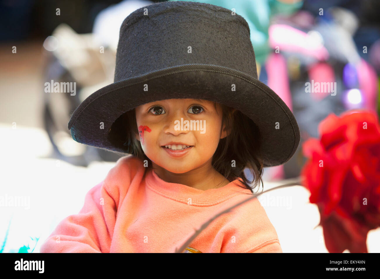Ein junges Mädchen mit einem großen Top-Hut; Antigua Guatemala Stockfoto