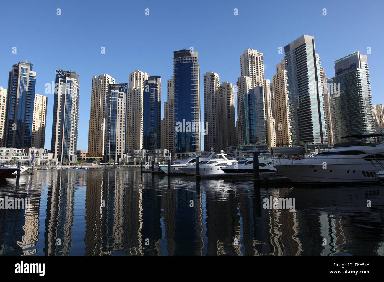 Am frühen Morgensonnenlicht reflektiert gegen die Skyline der Wolkenkratzer in Dubai Marina Stockfoto