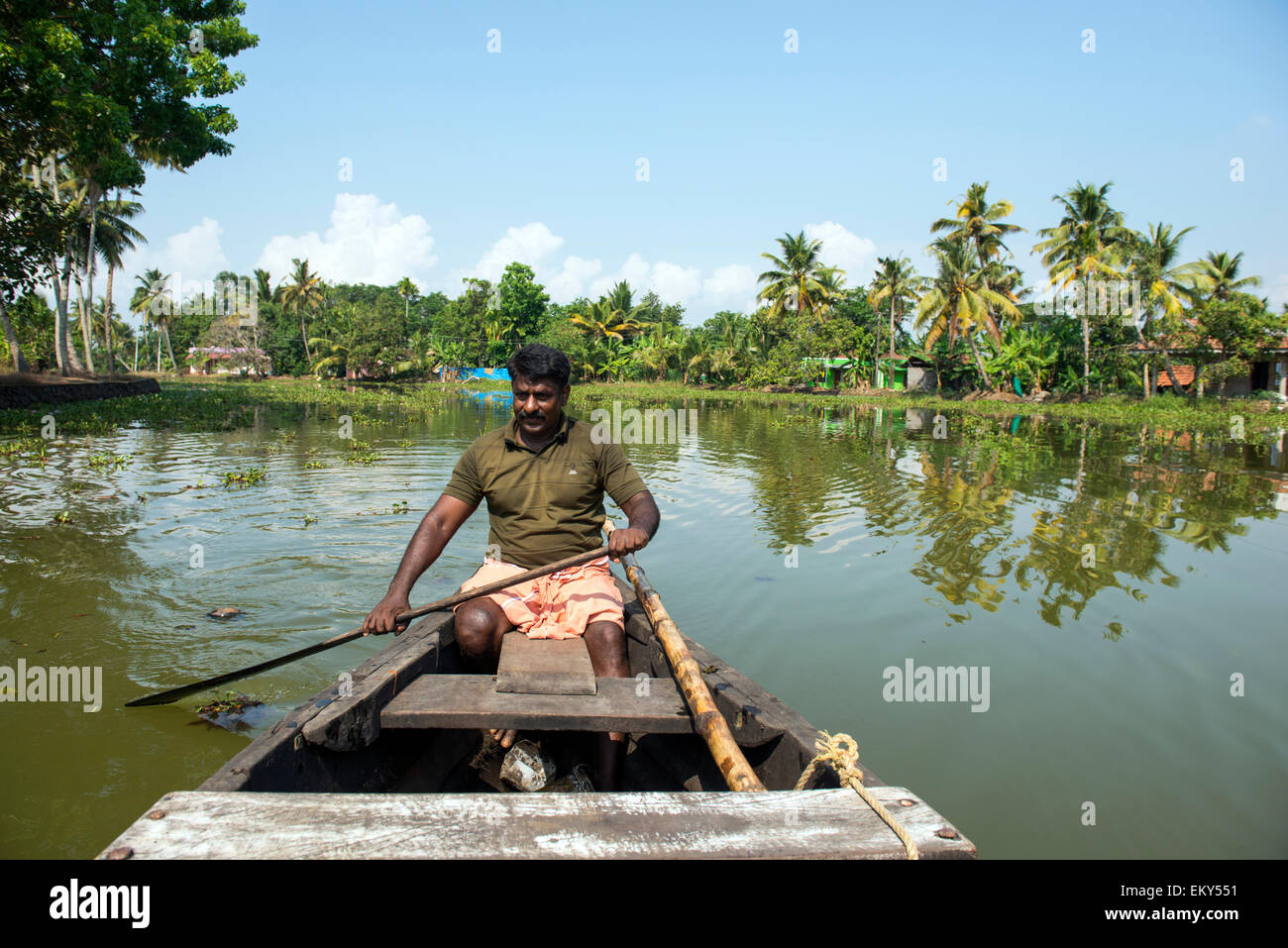 Ein indischer Mann Rudern Kanu von Touristen durch die Backwaters von Kumrakom, Kottayam, Kerala Indien Stockfoto