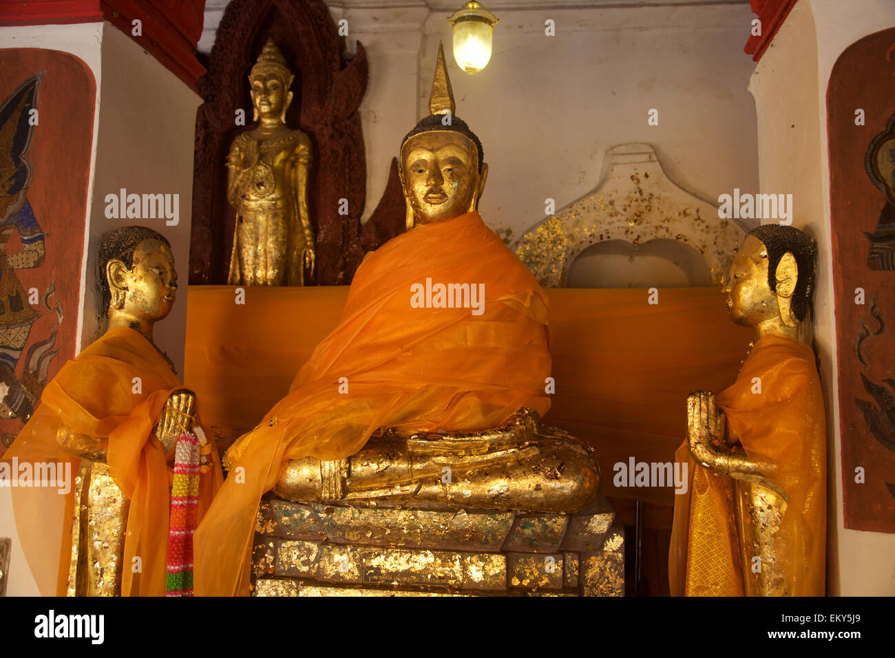 Buddha-Figuren in einem Tempel in Nakhon Si Thammarat, Thailand Stockfoto