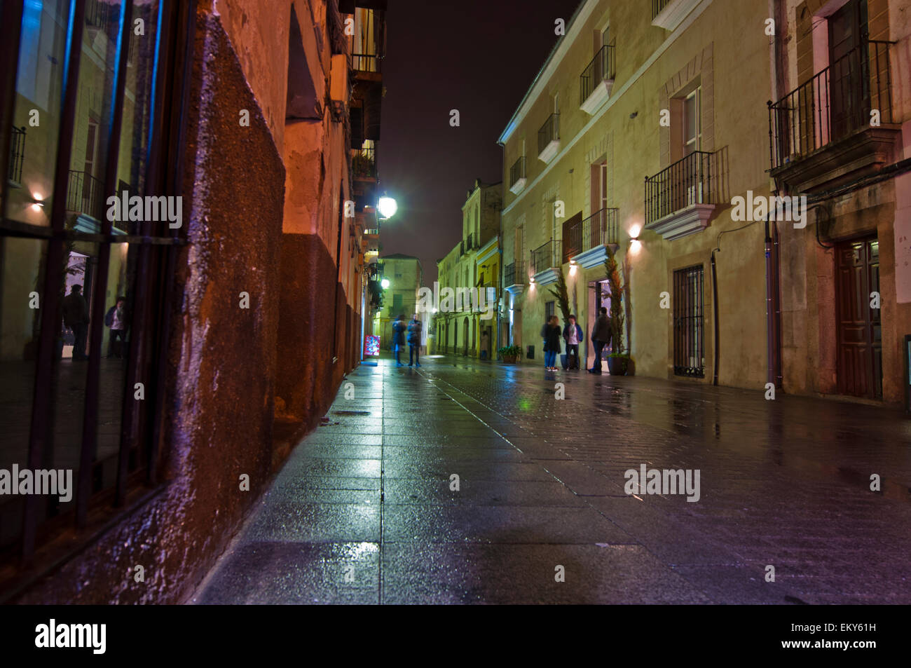 Straßen von Cáceres in einer regnerischen Nacht Stockfoto