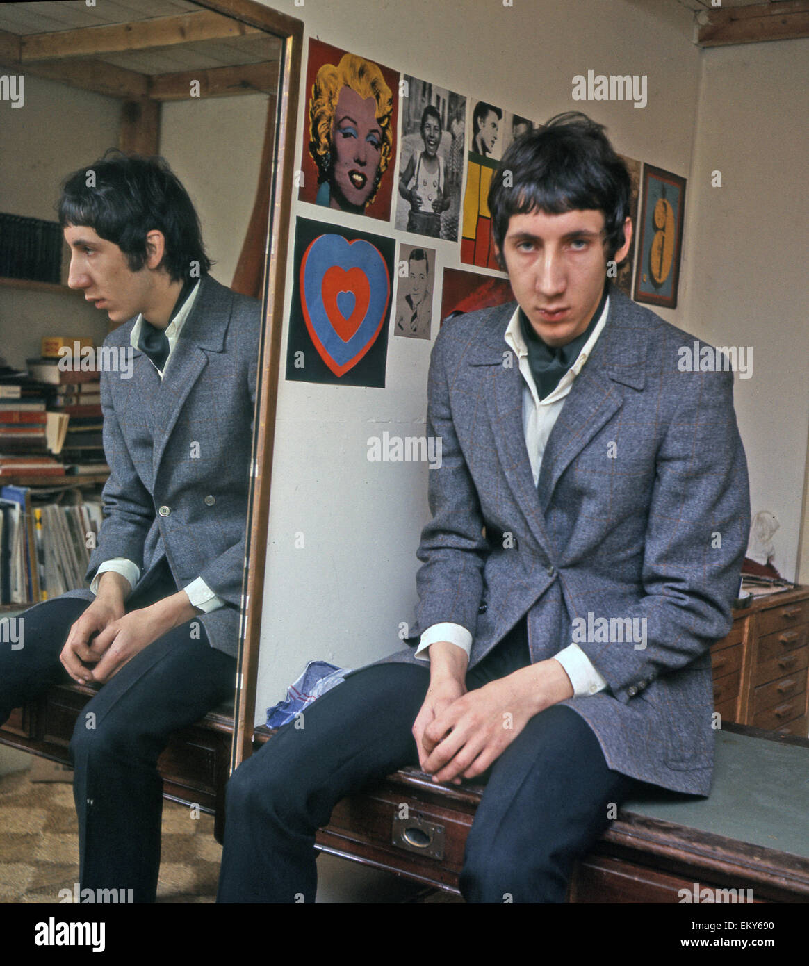DIE WHO Pete Townshend in seinem Londoner Haus im Jahr 1967. Foto Tony