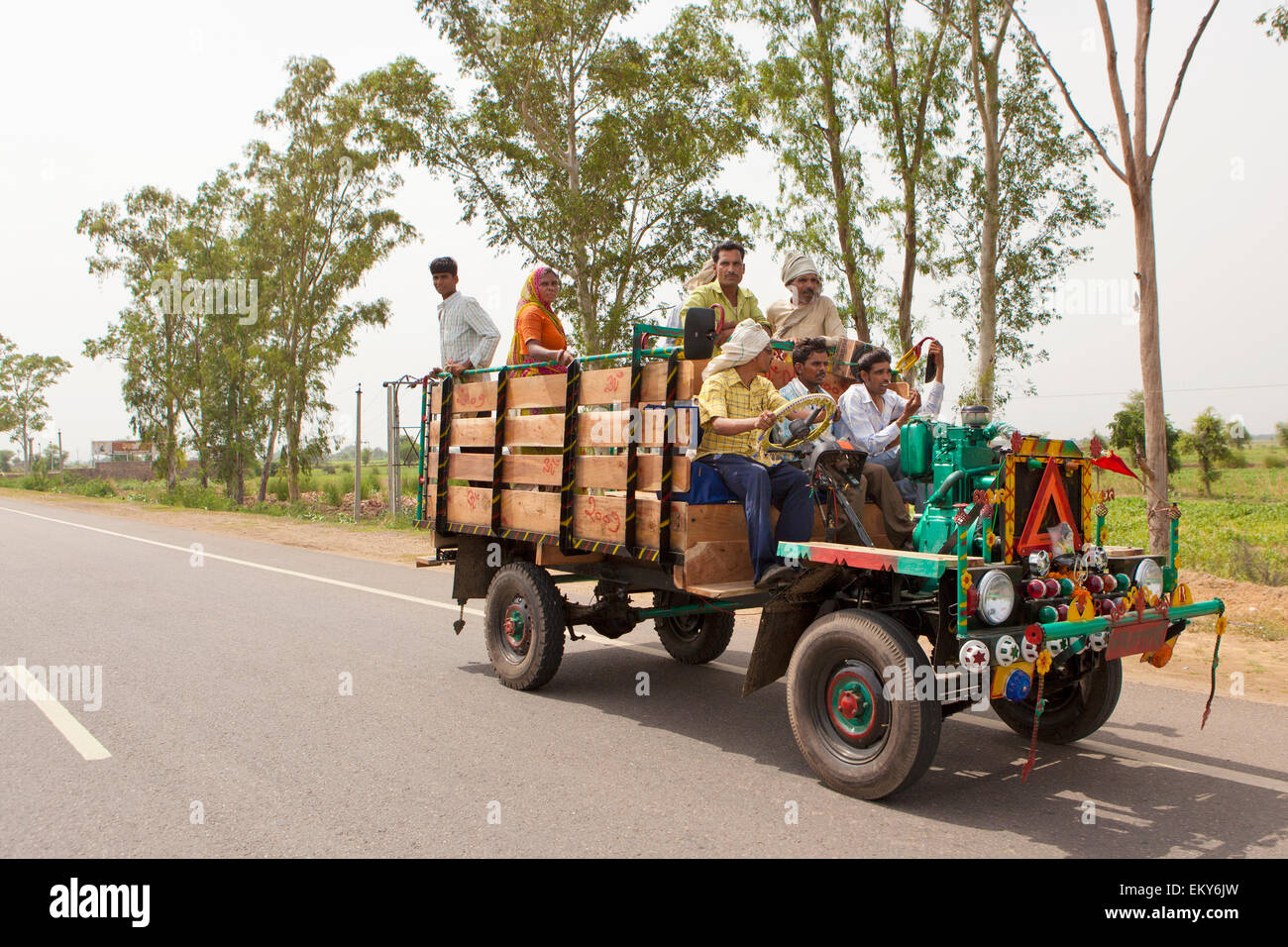 Ein Truck mit Personen In den Rücken fährt auf der Straße; Jaipur Rajasthan Indien Stockfoto