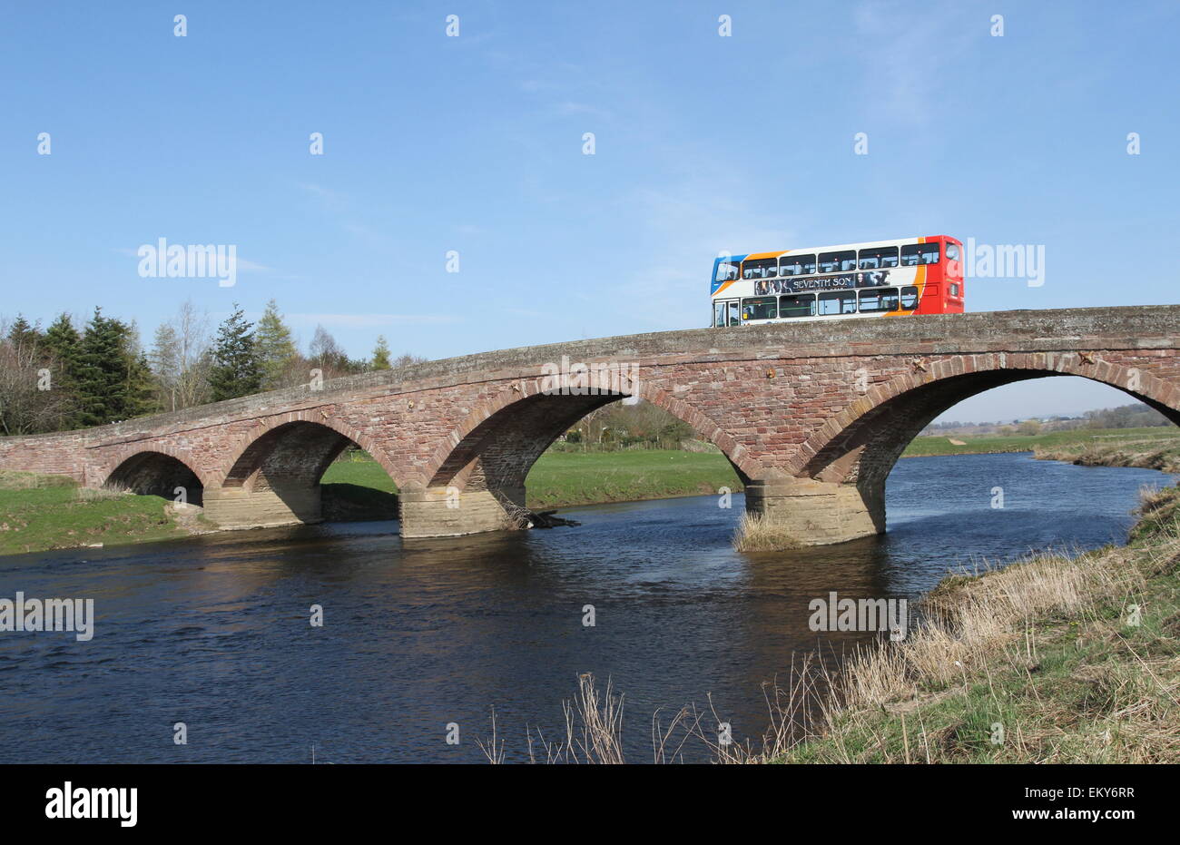 Stagecoach Bus überqueren Brücke über den Fluss isla Coupar Angus Schottland april 2015 Stockfoto