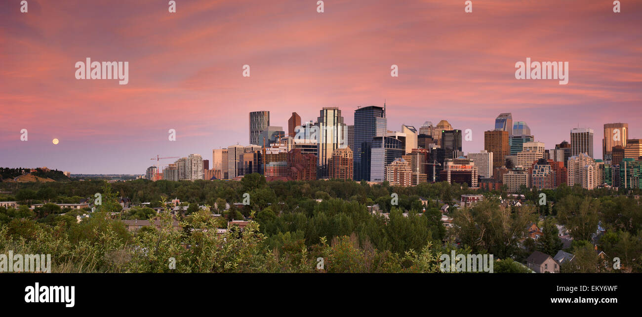 Nordamerikanische Stadt Skyline in der Abenddämmerung; Calgary, Alberta, Kanada Stockfoto