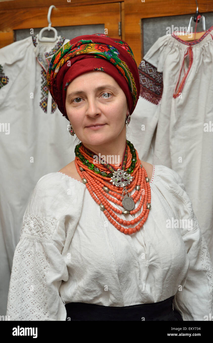 Ukrainische Frau im traditionellen Gewand Stockfoto