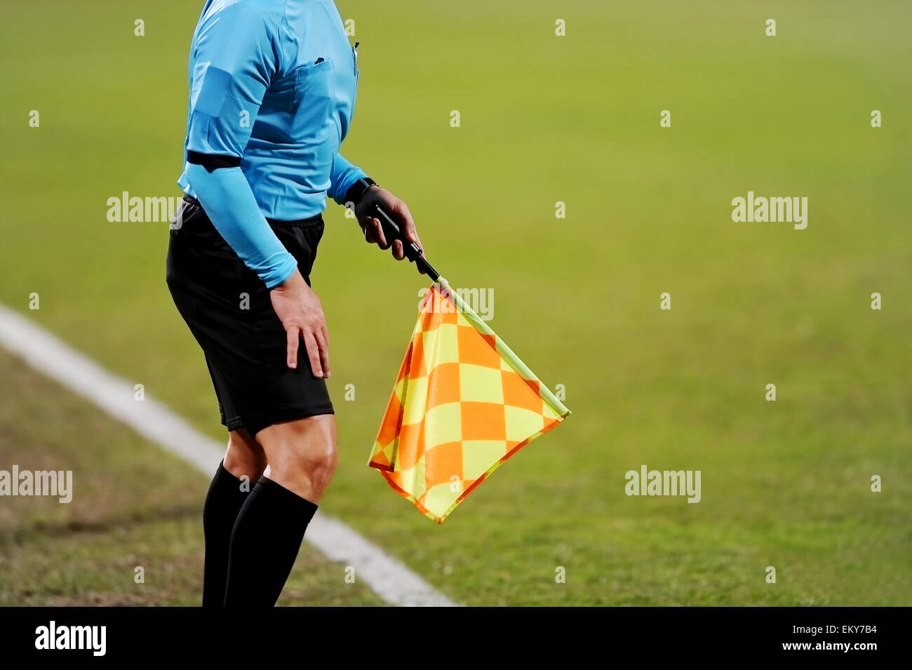 Schiedsrichter-Assistenten mit der Flagge an der Seitenlinie während eines Fußballspiels Signalisierung Stockfoto