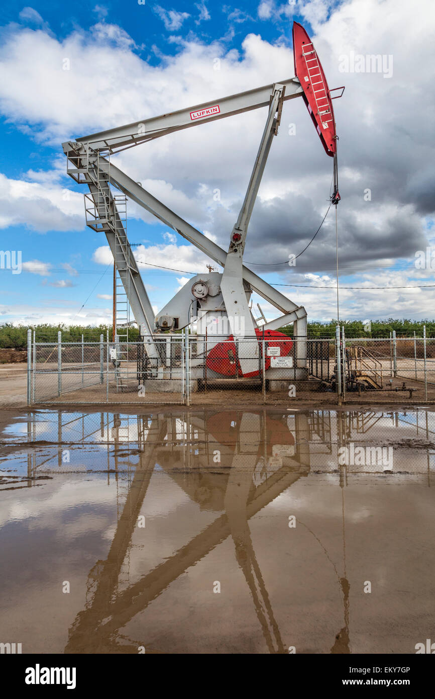 Bohrschwengels und Oberfläche Wasser am Ölquelle und Fracking-Standort in Shafter. Kern County, befindet sich über dem Monterey Schiefer gesehen hat eine Stockfoto