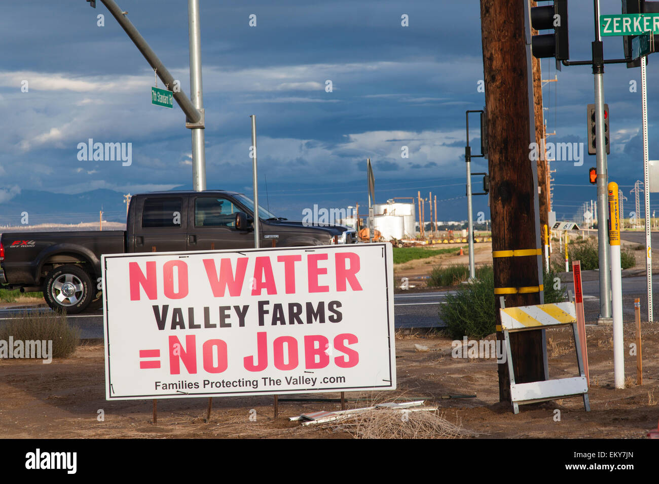 Politisches Zeichen für Familien schützen das Tal-Aktivisten-Gruppe. Kern County, San Joaquin Valley, Kalifornien, USA Stockfoto