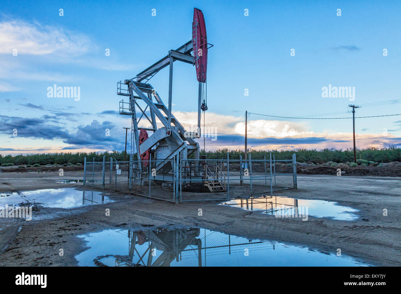 Bohrschwengels und Oberfläche Wasser am Ölquelle und Fracking-Standort in Shafter. Kern County, befindet sich über dem Monterey Schiefer gesehen hat eine Stockfoto