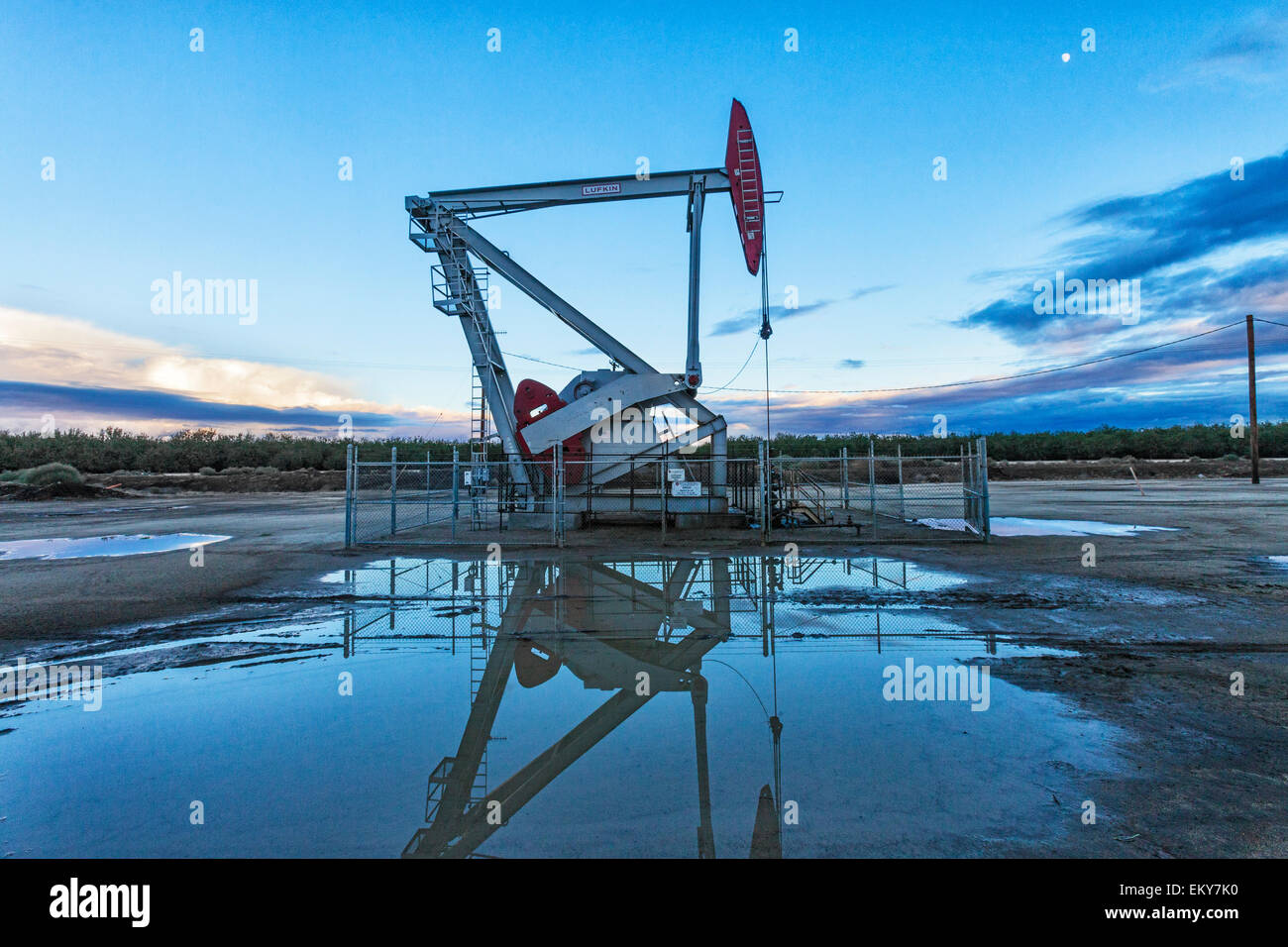 Bohrschwengels und Oberfläche Wasser am Ölquelle und Fracking-Standort in Shafter. Kern County, befindet sich über dem Monterey Schiefer gesehen hat eine Stockfoto
