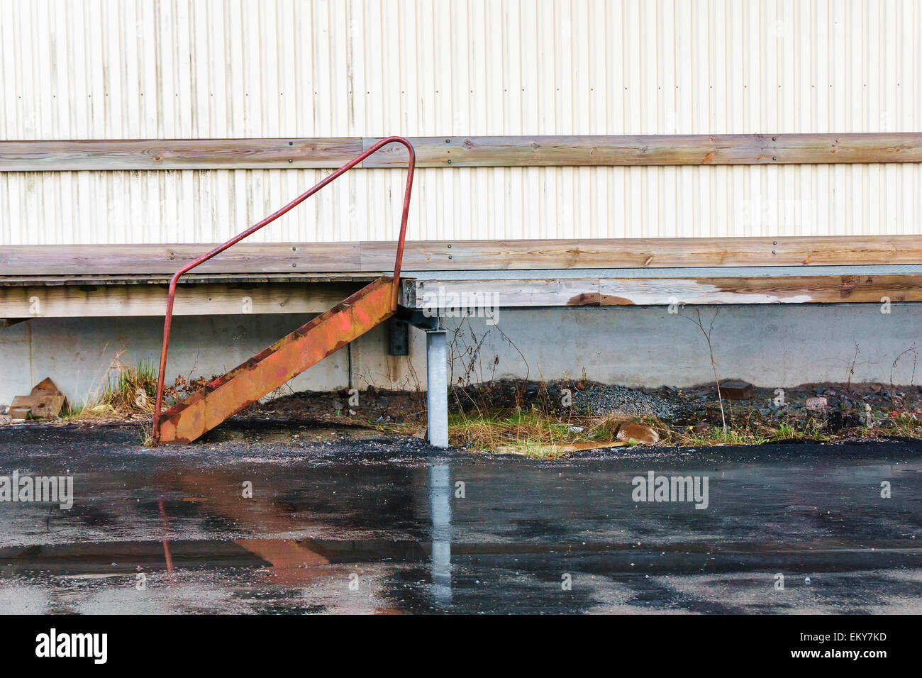 Rostige Treppe zum LKW-Verladung Bucht Stockfoto