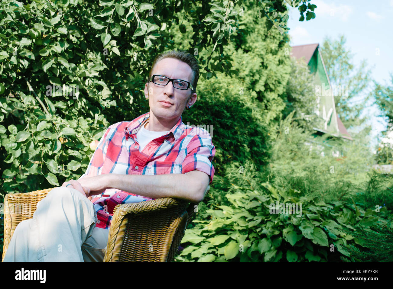 Man entspannen in seinem eigenen Garten am Sommertag im freien Stockfoto