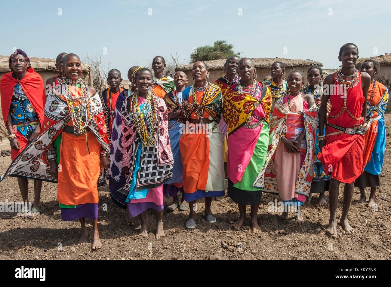 Frauen vom Stamm Samburu in bunte Kleidung; Samburu National Reserve, Kenia Stockfoto