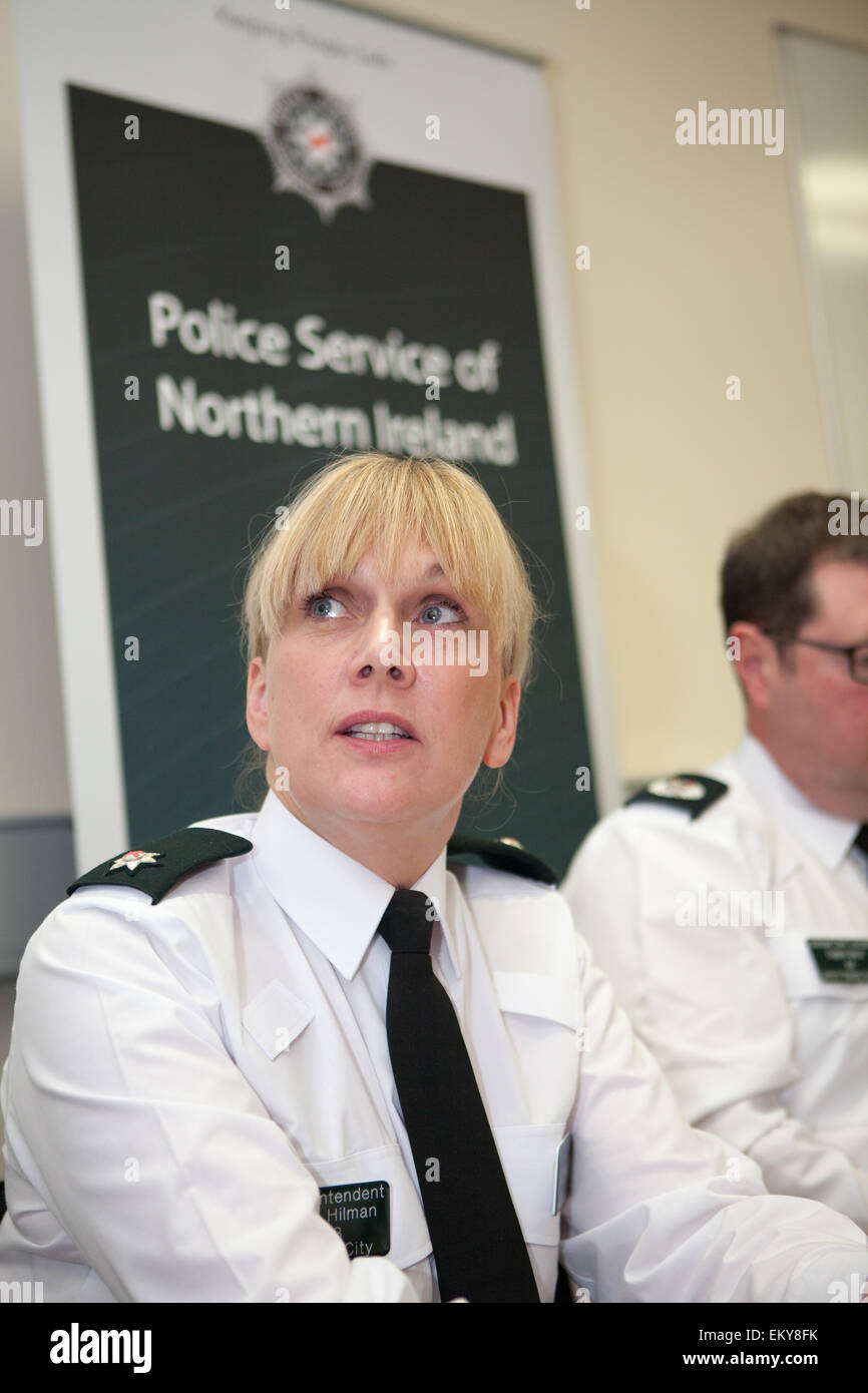 Belfast UK. 14. April 2015.  Superintendent Paula Hilman dabei Fragen auf PSNI Pressekonferenz nach der Eskalation der Rennen/Hassverbrechen gegen Mitglieder der polnischen Gemeinde in Belfast Credit: Bonzo/Alamy Live News Stockfoto