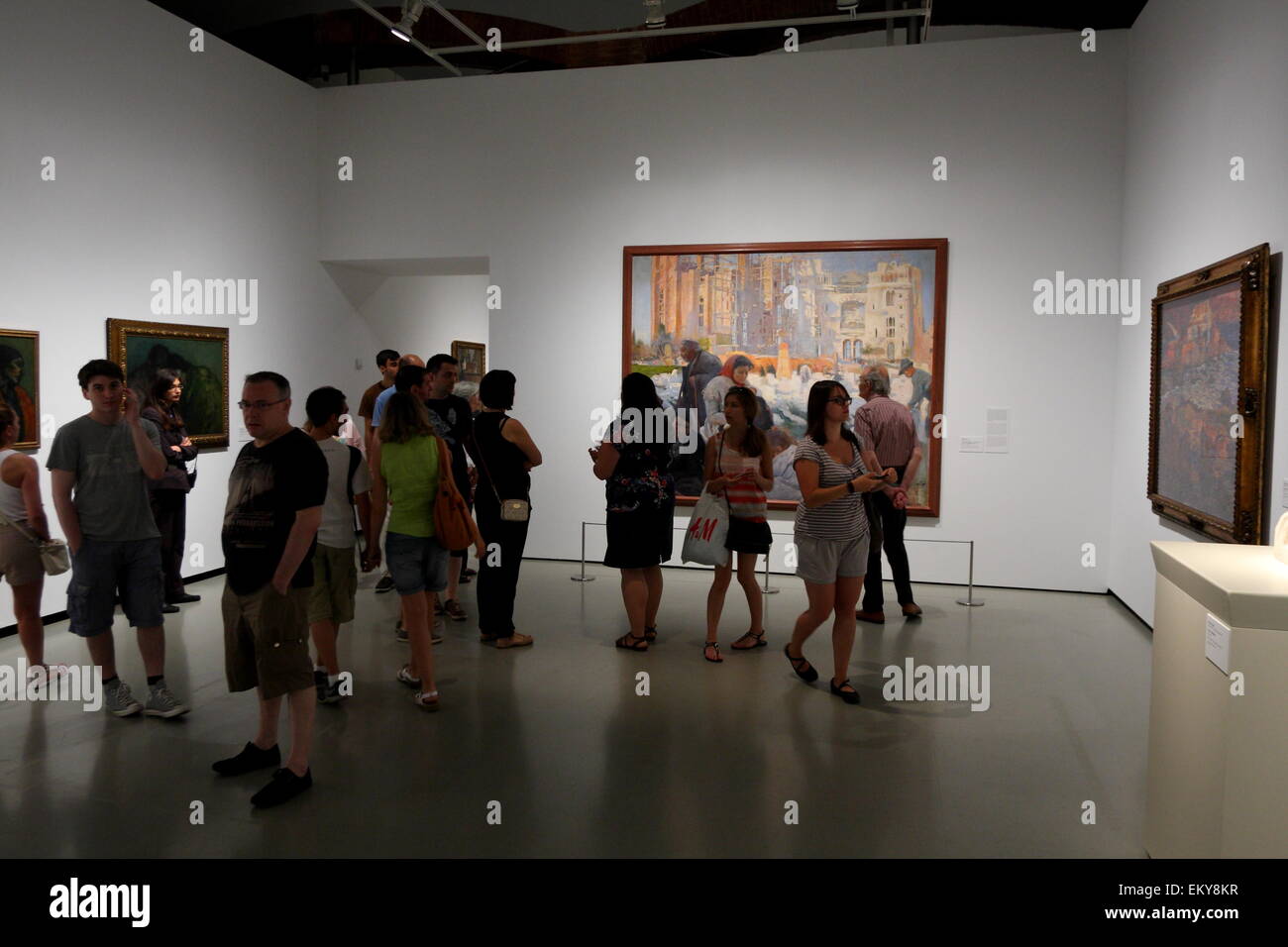 Die Besucher genießen Sie Kunst im Museu Nacional d ' Art de Catalunya Barcelona, Katalonien, Spanien, August 2014 Stockfoto