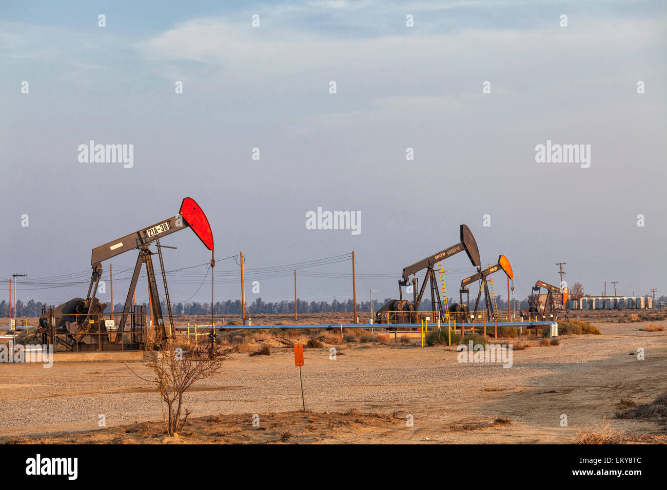 Pumpjacks an der Belridge-Ölfeld und hydraulische Fracking Website, die das vierte größte Ölfeld in Kalifornien. Kern County Stockfoto