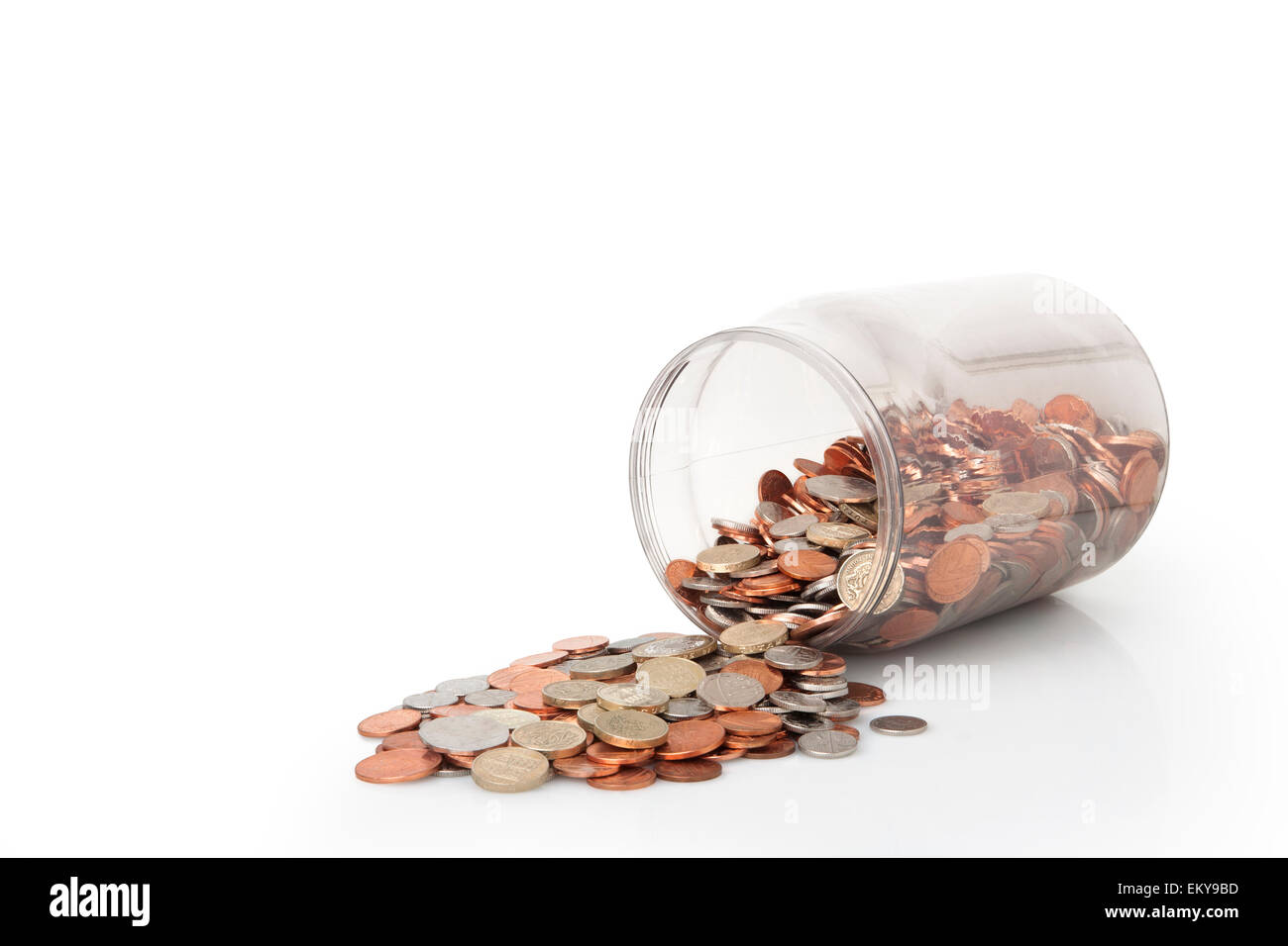 Geld Glas voll der Bank of England Münzen, Pfund-Münzen an der Spitze Stockfoto