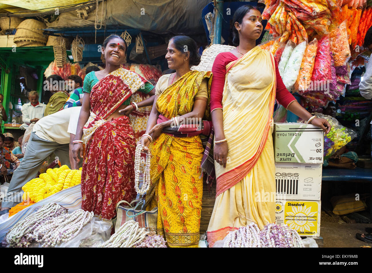 Frauen verkaufen Girlanden auf dem Malik Ghat Blumenmarkt in Kalkutta (Kolkata) Stockfoto