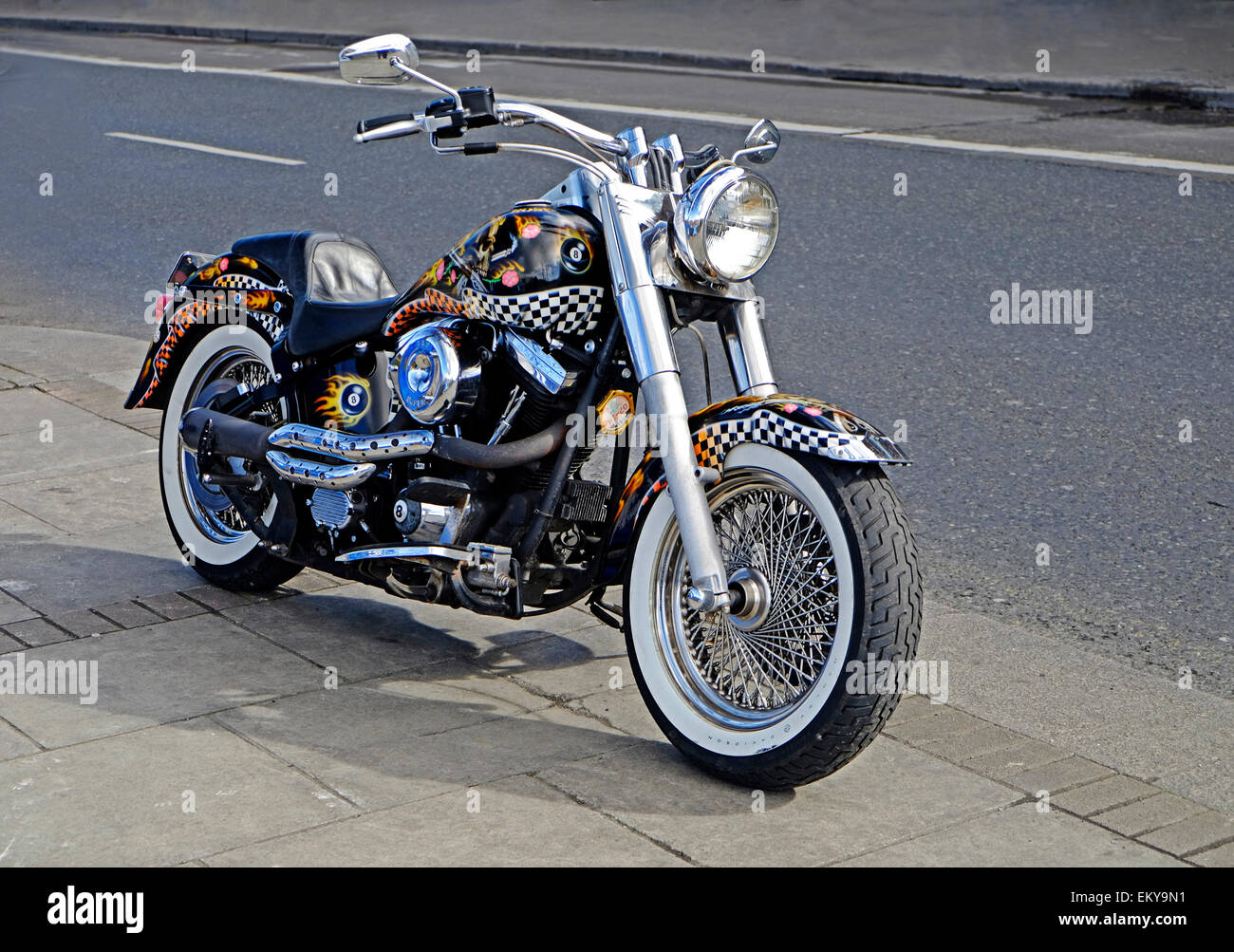stark angepasste und illustrierte Harley Davidson Motorrad geparkt auf einer Straße in Dublin. Irland Stockfoto