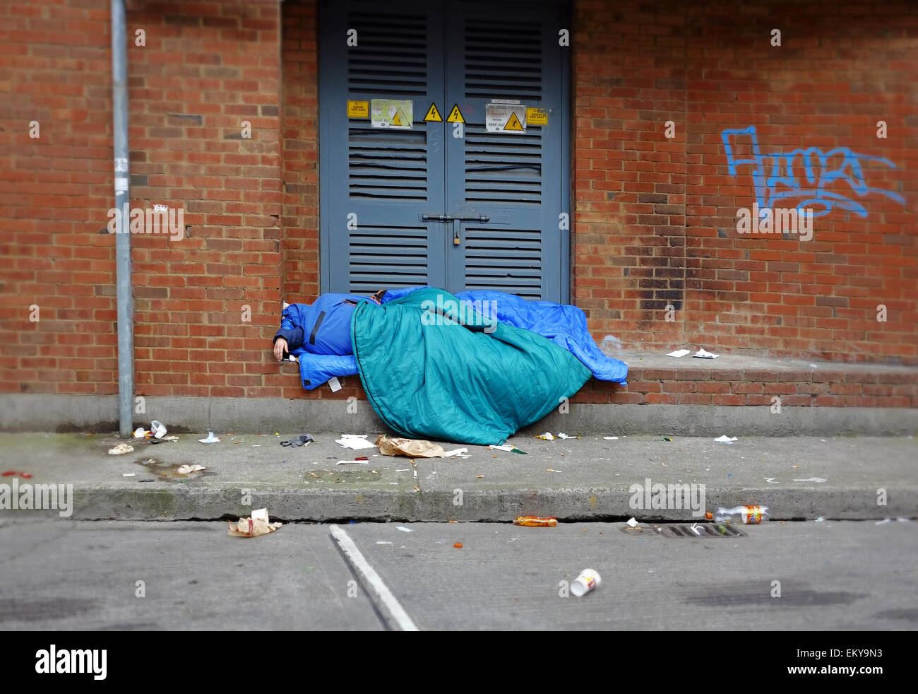Down and out Obdachlosen Mann der Straße im Eingangsbereich der Räumlichkeiten in Dublin City Stockfoto