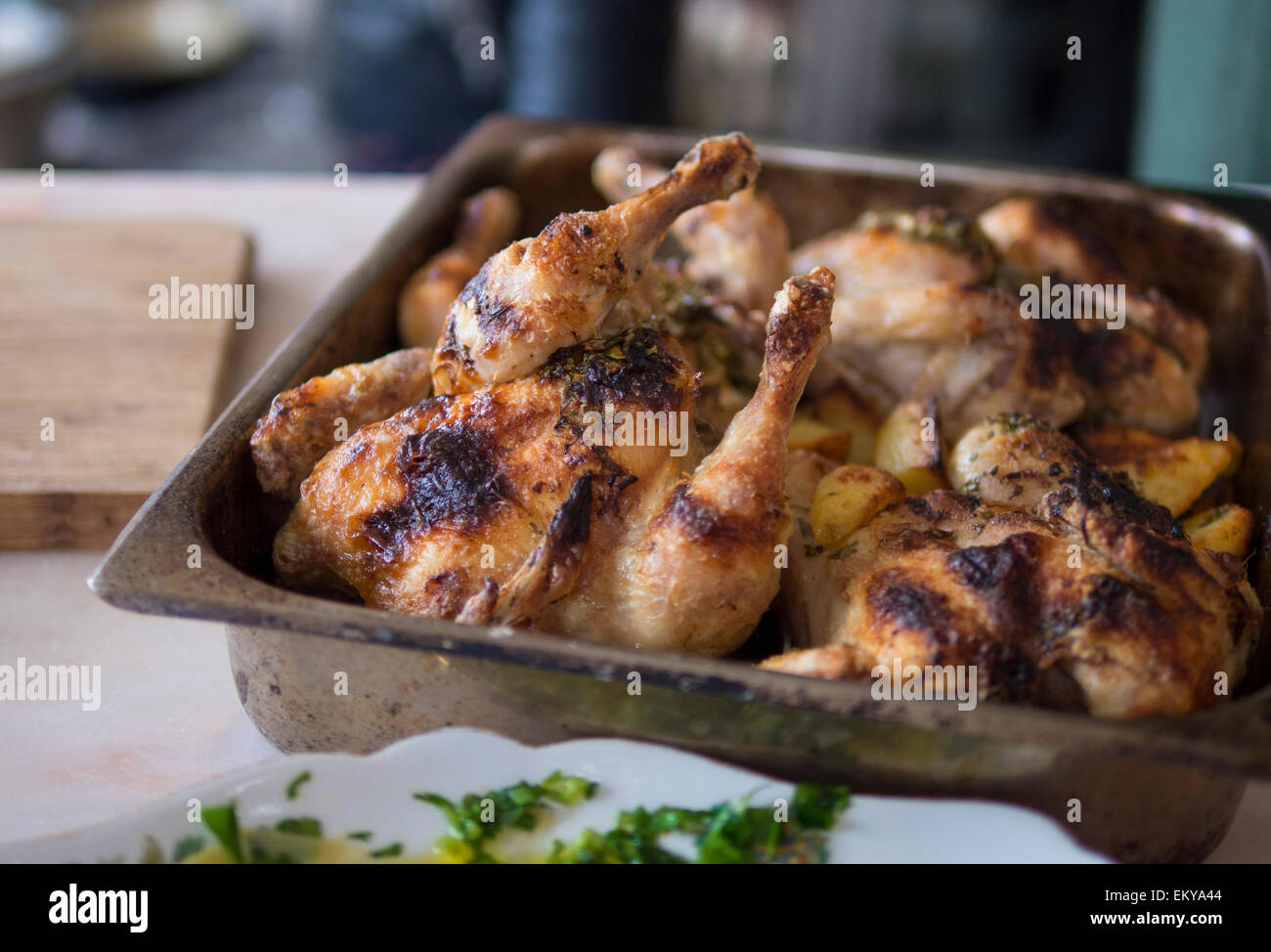 Rustikale gegrilltes Hähnchen und Kartoffeln Stockfoto