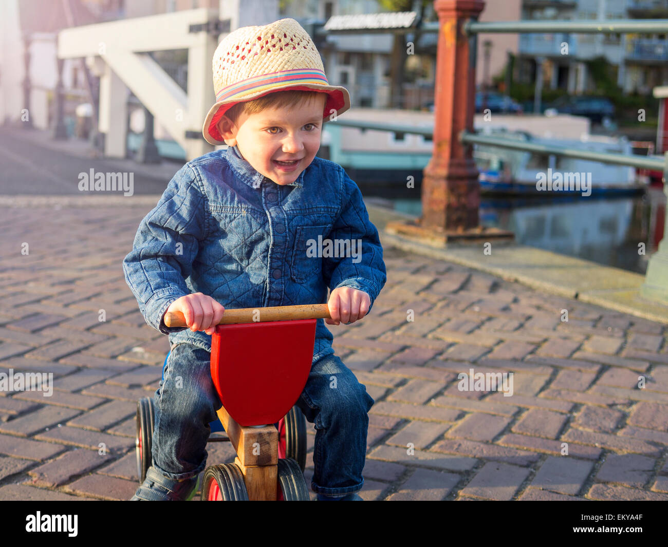 Niedlichen Kleinkind Reiten seine Dreirad in Amsterdam Stockfoto