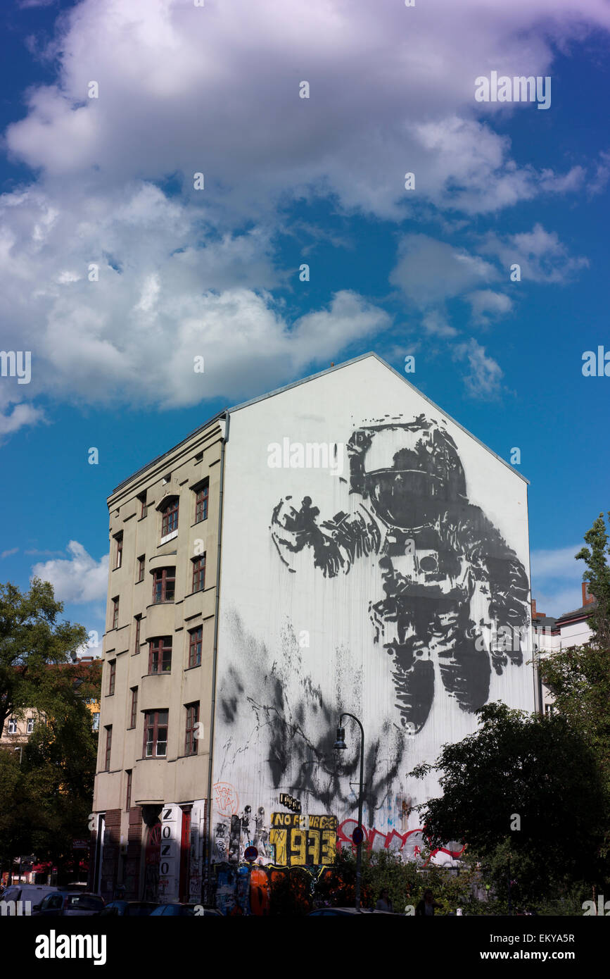 Kosmonaut von Victor Ash, ein Wandbild auf einem Gebäude in Berlin Kreuzberg. Stockfoto