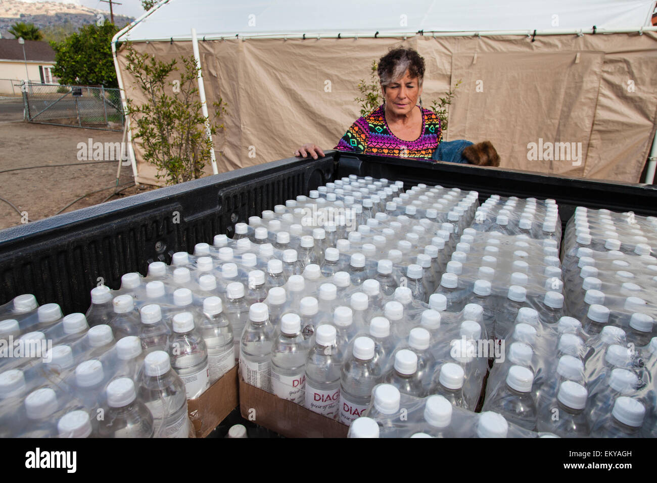 Donna Johnson, ein 72 Jahre alten Einwohner von East Porterville, Kalifornien, liefert Wasser für die Bewohner hatten ihre Brunnen trocken laufen Stockfoto