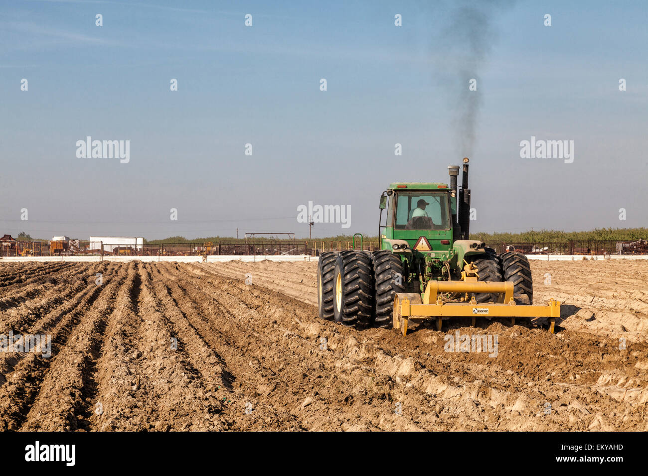Traktor hacken Ernte Feld für die Bepflanzung. Fresno County, San Joaquin Valley, Kalifornien, USA Stockfoto