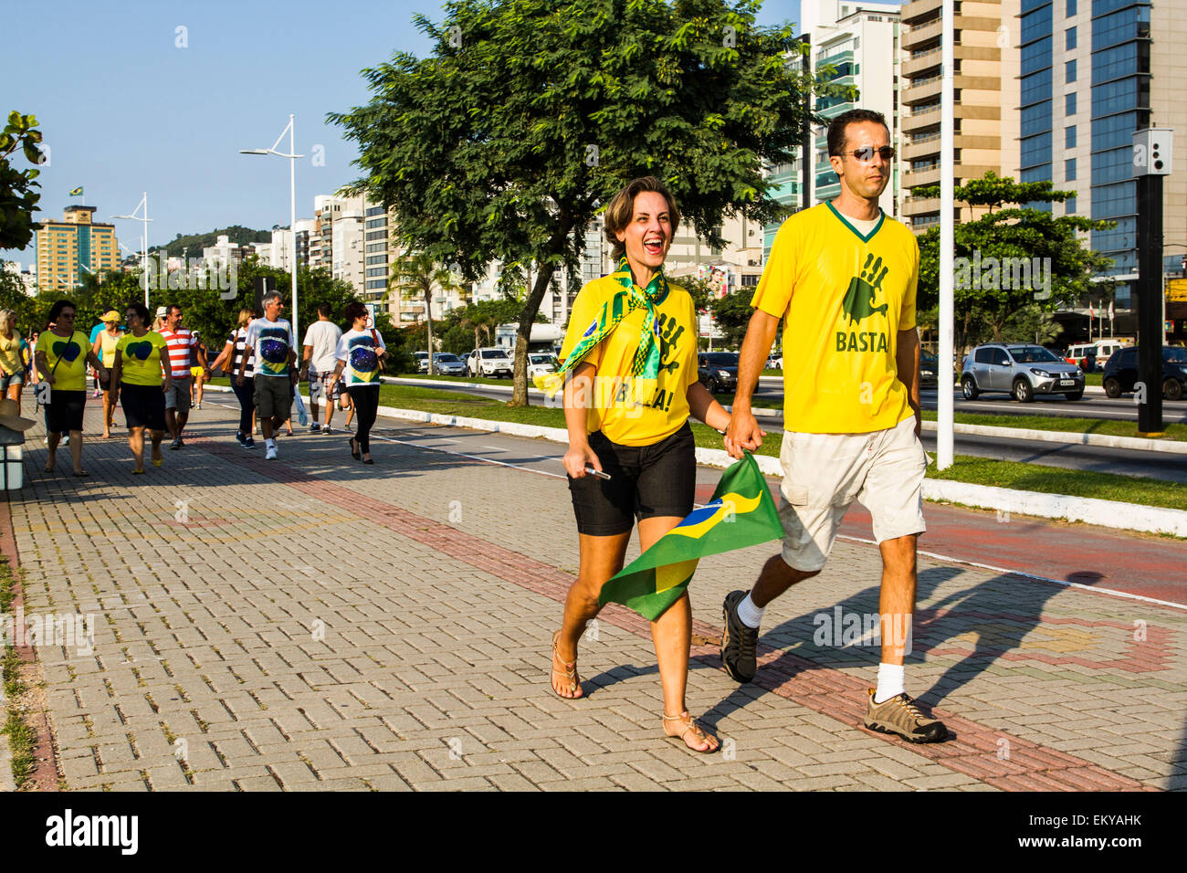 Demonstranten zu Fuß an der Beira Mar Norte Avenue in der Manifestation für die Absetzung des brasilianischen Präsidenten. Stockfoto