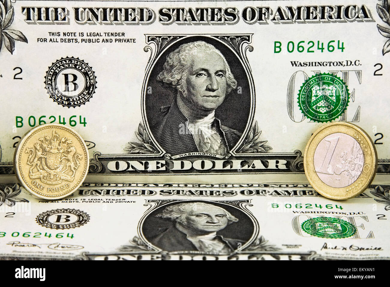 Amerikanische eine Dollar-Banknote mit einem Pfund und einem Euro Münzen Stockfoto