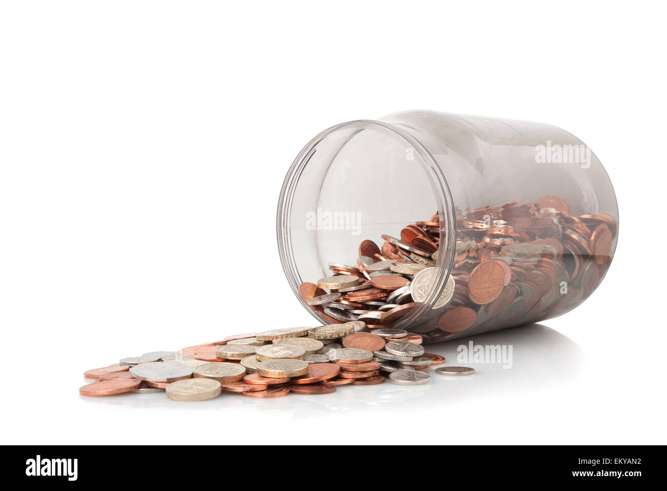 Geld Glas voll der Bank of England Münzen, Pfund-Münzen an der Spitze Stockfoto