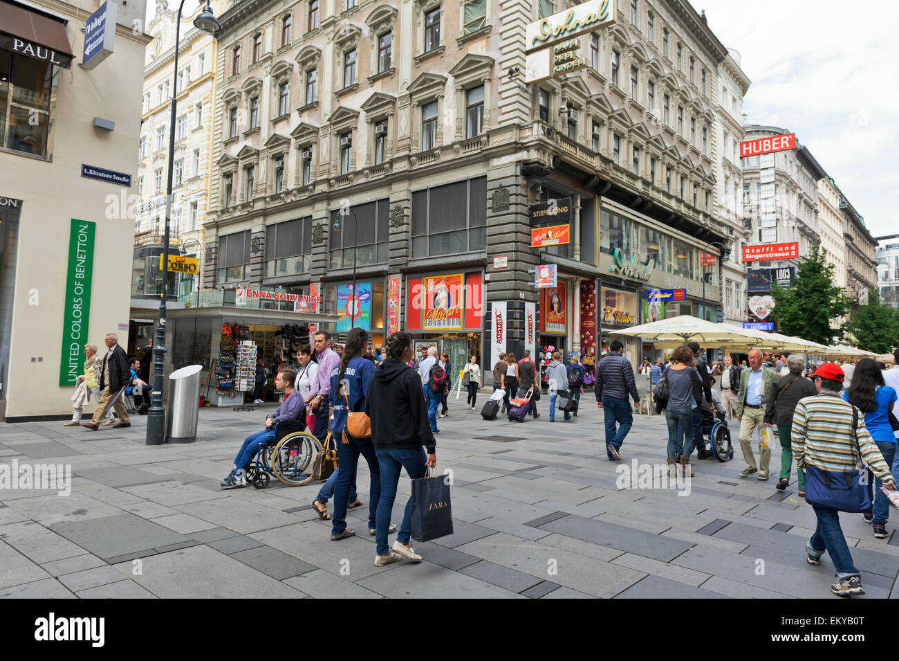Die Haupteinkaufsstraße mit Kunden und Besuchern in Wien, Österreich. Stockfoto