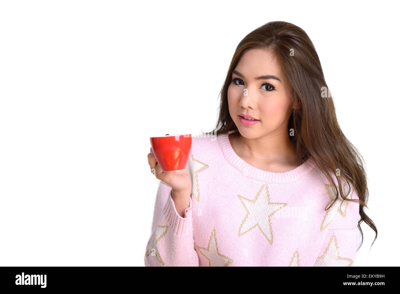 Hübsches Mädchen mit roten Tasse Kaffee in der Hand auf weißem Hintergrund. Stockfoto