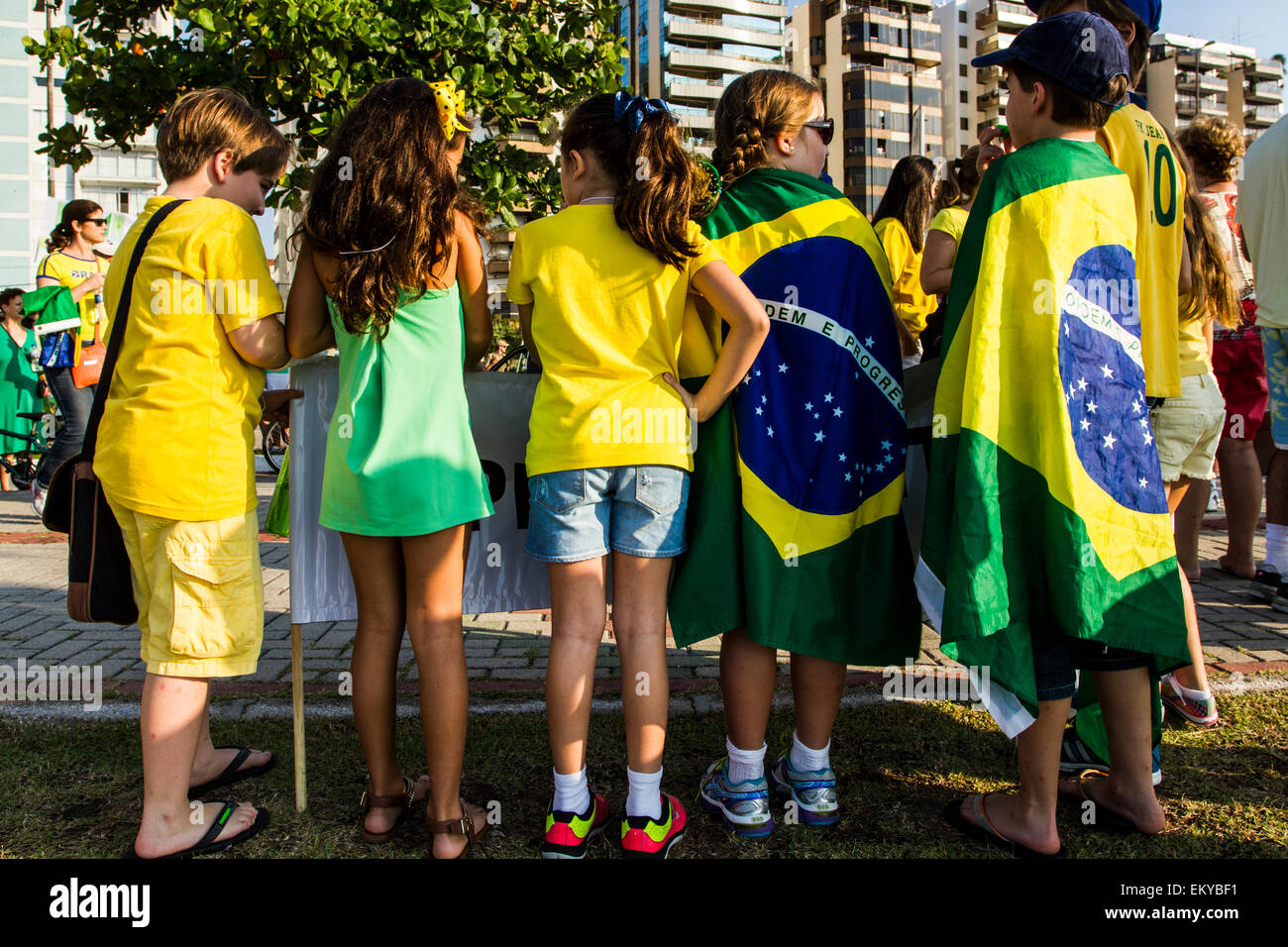 Kinder tragen brasilianischen Farben in Beira Mar Norte Avenue während der Proteste der 12. April in Florianopolis. Stockfoto