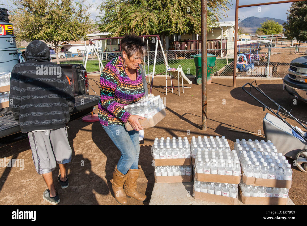 Donna Johnson, ein 72 Jahre alten Einwohner von East Porterville, Kalifornien, liefert Wasser für die Bewohner hatten ihre Brunnen trocken laufen Stockfoto