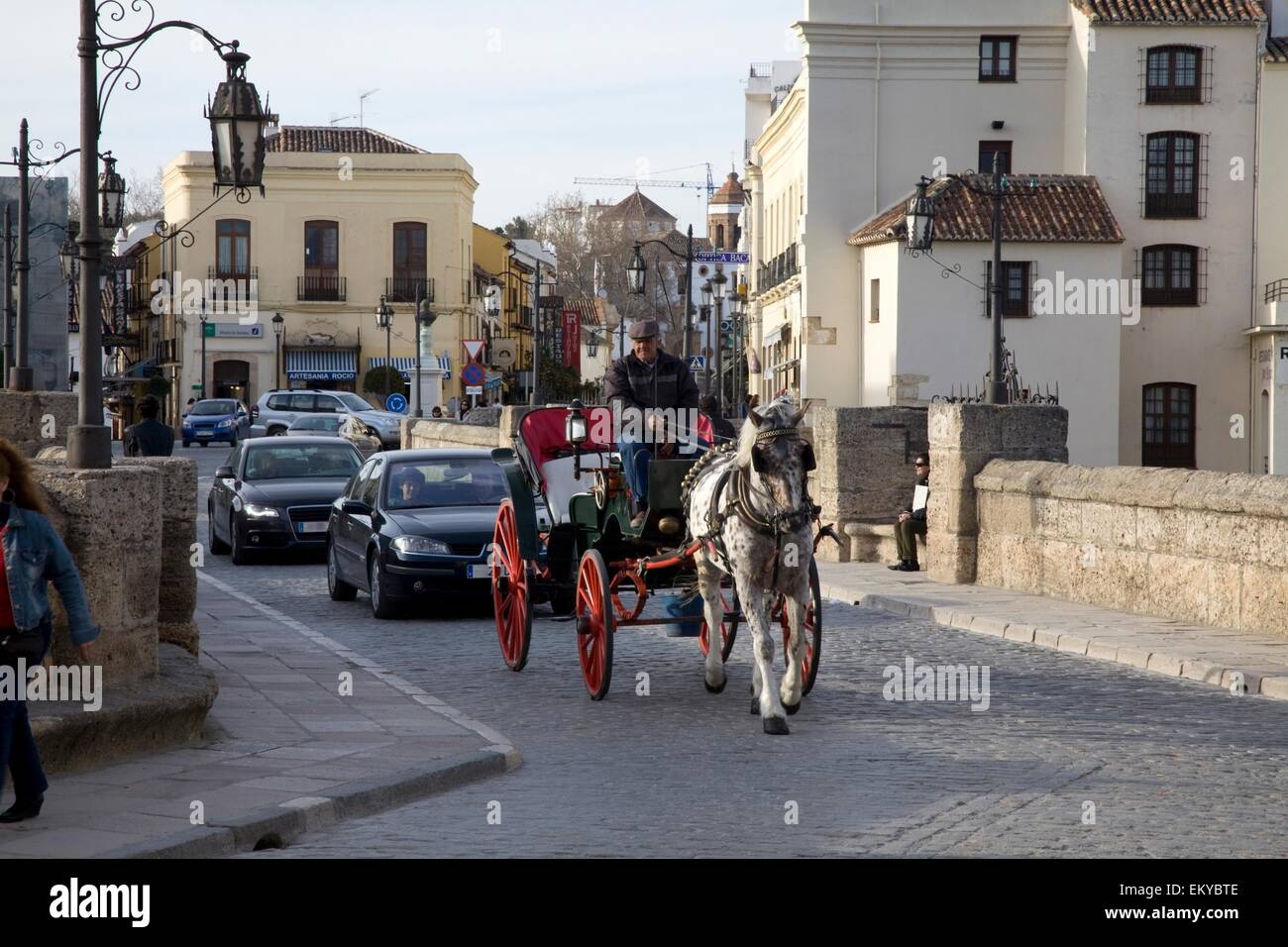 Ronda, Andalusien, Spanien; Pferd und Kutsche, gefolgt von Autos über die Brücke gehen Stockfoto